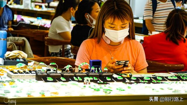 哪里有原石批发市场,翡翠原石摆件批发市场-第5张图片-翡翠网 哪里有原石批发市场,翡翠原石摆件批发市场-第5张图片-翡翠网