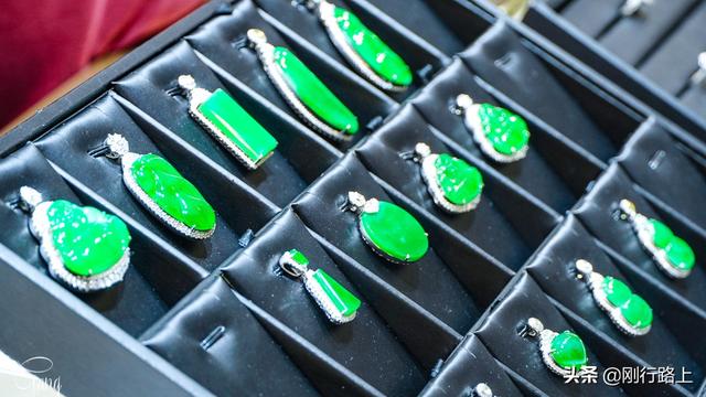 哪里有原石批发市场,翡翠原石摆件批发市场-第7张图片-翡翠网 哪里有原石批发市场,翡翠原石摆件批发市场-第7张图片-翡翠网