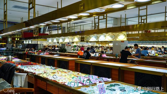 哪里有原石批发市场,翡翠原石摆件批发市场-第8张图片-翡翠网 哪里有原石批发市场,翡翠原石摆件批发市场-第8张图片-翡翠网