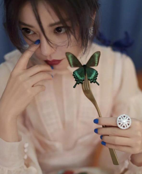 赵薇带的翡翠手镯,2万的翡翠手镯-第3张图片-翡翠网 赵薇带的翡翠手镯,2万的翡翠手镯-第3张图片-翡翠网