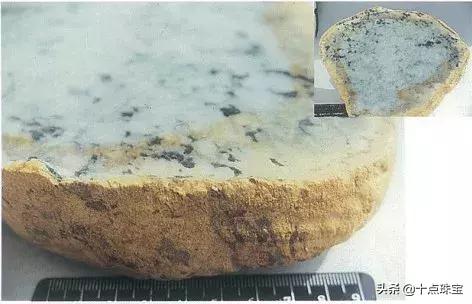 翡翠原石大面积绿癣,带癣的翡翠手镯图片-第19张图片-翡翠网 翡翠原石大面积绿癣,带癣的翡翠手镯图片-第19张图片-翡翠网