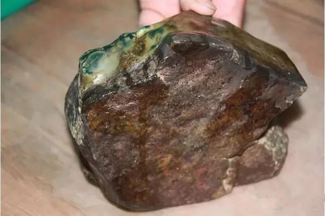 翡翠原石和成品对比,翡翠原石与成品-第2张图片-翡翠网 翡翠原石和成品对比,翡翠原石与成品-第2张图片-翡翠网