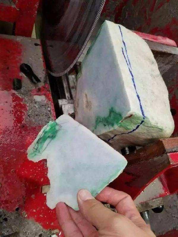 冰种翡翠分哪几种,翡翠切割知识-第1张图片-翡翠网 冰种翡翠分哪几种,翡翠切割知识-第1张图片-翡翠网