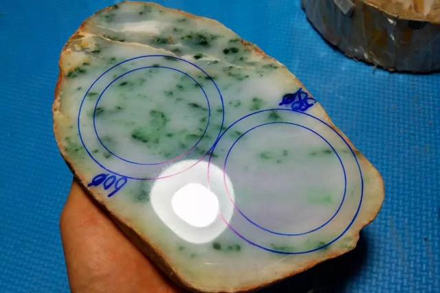 800一条翡翠手镯,细条翡翠手镯的魅力-第3张图片-翡翠网 800一条翡翠手镯,细条翡翠手镯的魅力-第3张图片-翡翠网