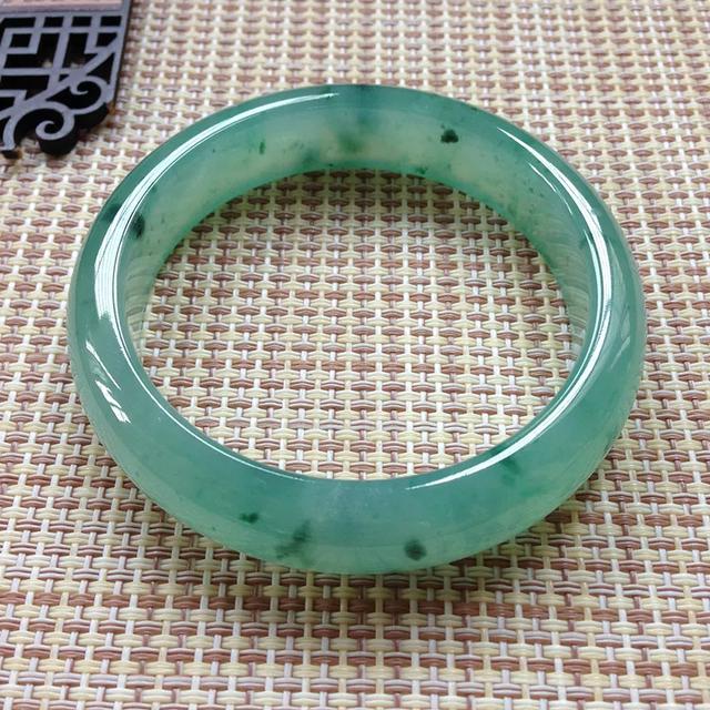 800一条翡翠手镯,细条翡翠手镯的魅力-第6张图片-翡翠网 800一条翡翠手镯,细条翡翠手镯的魅力-第6张图片-翡翠网