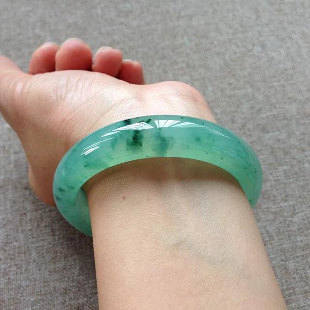 800一条翡翠手镯,细条翡翠手镯的魅力-第7张图片-翡翠网 800一条翡翠手镯,细条翡翠手镯的魅力-第7张图片-翡翠网