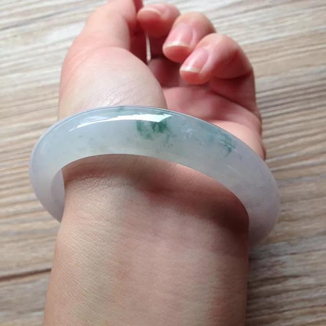 800一条翡翠手镯,细条翡翠手镯的魅力-第9张图片-翡翠网 800一条翡翠手镯,细条翡翠手镯的魅力-第9张图片-翡翠网