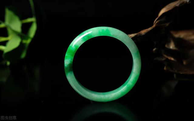 定情信物翡翠手镯价格2万的翡翠手镯-第2张图片-翡翠网 定情信物翡翠手镯价格2万的翡翠手镯-第2张图片-翡翠网