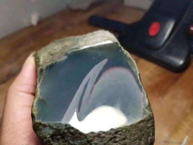 在水里冒气泡翡翠原石翡翠原石鉴别-第1张图片-翡翠网 在水里冒气泡翡翠原石翡翠原石鉴别-第1张图片-翡翠网