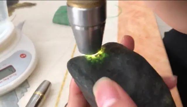 在水里冒气泡翡翠原石翡翠原石鉴别-第3张图片-翡翠网 在水里冒气泡翡翠原石翡翠原石鉴别-第3张图片-翡翠网