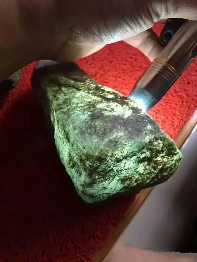 在水里冒气泡翡翠原石翡翠原石鉴别-第4张图片-翡翠网 在水里冒气泡翡翠原石翡翠原石鉴别-第4张图片-翡翠网