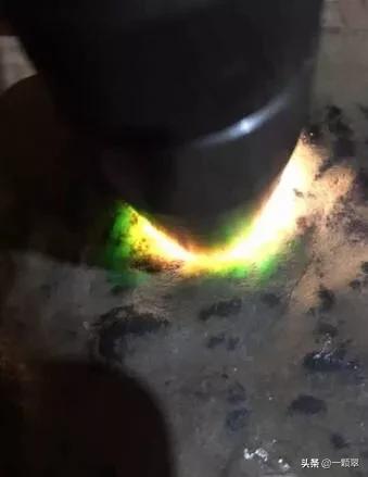 翡翠原石表面,牙膏上的翡翠原石鉴定-第8张图片-翡翠网 翡翠原石表面,牙膏上的翡翠原石鉴定-第8张图片-翡翠网