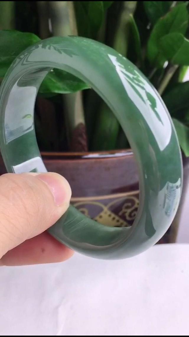 翡翠吊坠价格,冷翡翠价格-第8张图片-翡翠网 翡翠吊坠价格,冷翡翠价格-第8张图片-翡翠网