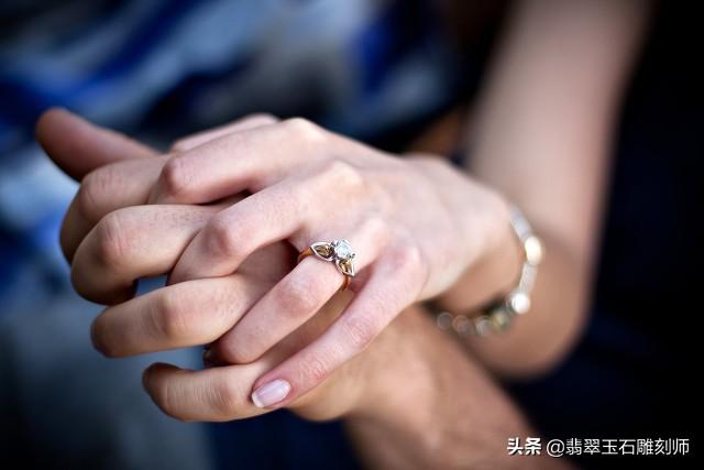 a货翡翠手镯,蜂窝手镯翡翠知识-第17张图片-翡翠网 a货翡翠手镯,蜂窝手镯翡翠知识-第17张图片-翡翠网