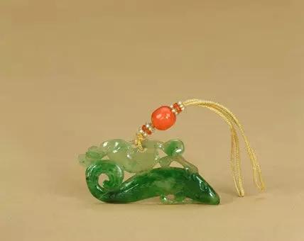 玉雕山石松树寓意翡翠松树纹挂件价格表-第2张图片-翡翠网 玉雕山石松树寓意翡翠松树纹挂件价格表-第2张图片-翡翠网