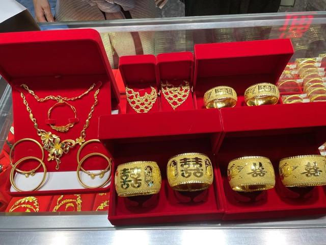 一套珠宝首饰包括哪些珠宝首饰包括黄金首饰吗-第3张图片-翡翠网 一套珠宝首饰包括哪些珠宝首饰包括黄金首饰吗-第3张图片-翡翠网