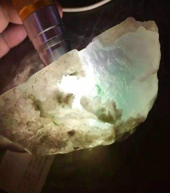 关于刚买的翡翠原石怎么清理的信息-第1张图片-翡翠网 关于刚买的翡翠原石怎么清理的信息-第1张图片-翡翠网