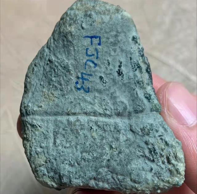 莫西沙翡翠原石特征,会卡场口的原石特点-第1张图片-翡翠网 莫西沙翡翠原石特征,会卡场口的原石特点-第1张图片-翡翠网