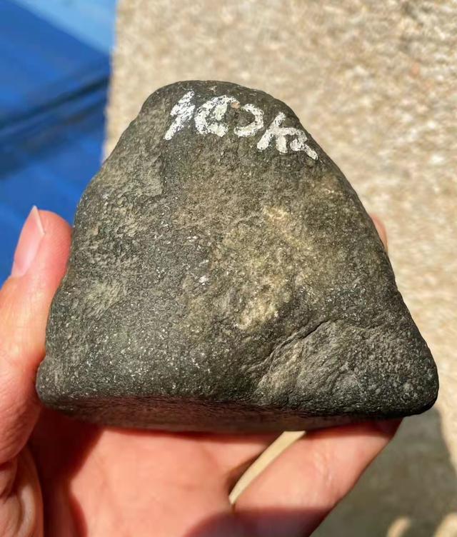 莫西沙翡翠原石特征,会卡场口的原石特点-第4张图片-翡翠网 莫西沙翡翠原石特征,会卡场口的原石特点-第4张图片-翡翠网