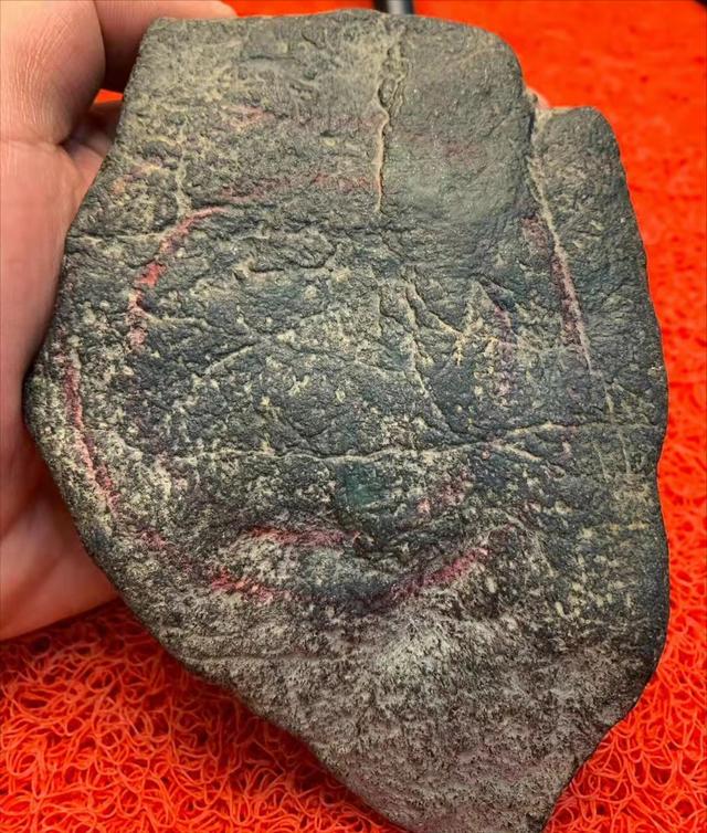 莫西沙翡翠原石特征,会卡场口的原石特点-第5张图片-翡翠网 莫西沙翡翠原石特征,会卡场口的原石特点-第5张图片-翡翠网