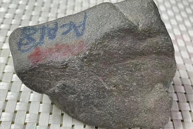 莫西沙翡翠原石特征,会卡场口的原石特点-第6张图片-翡翠网 莫西沙翡翠原石特征,会卡场口的原石特点-第6张图片-翡翠网