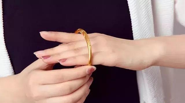 黄金手镯什么款式好看又实用今年黄金手镯流行什么款式-第1张图片-翡翠网 黄金手镯什么款式好看又实用今年黄金手镯流行什么款式-第1张图片-翡翠网