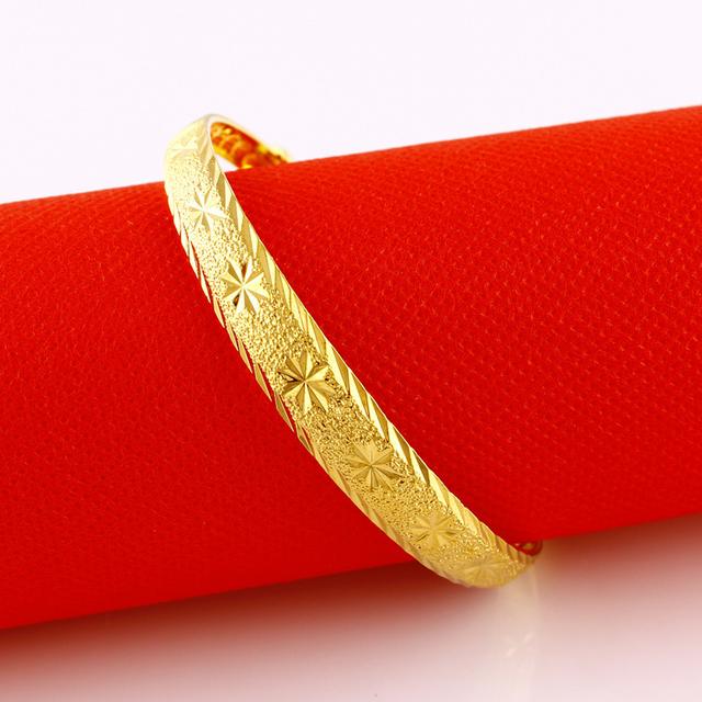 黄金手镯什么款式好看又实用今年黄金手镯流行什么款式-第4张图片-翡翠网 黄金手镯什么款式好看又实用今年黄金手镯流行什么款式-第4张图片-翡翠网