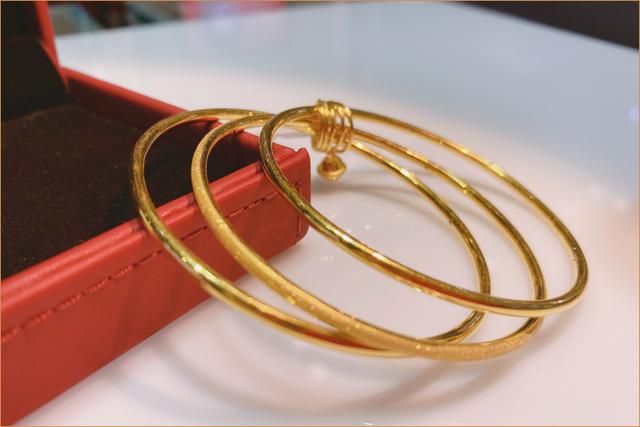 黄金手镯什么款式好看又实用今年黄金手镯流行什么款式-第5张图片-翡翠网 黄金手镯什么款式好看又实用今年黄金手镯流行什么款式-第5张图片-翡翠网