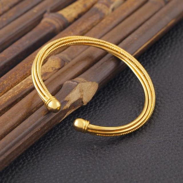 黄金手镯什么款式好看又实用今年黄金手镯流行什么款式-第7张图片-翡翠网 黄金手镯什么款式好看又实用今年黄金手镯流行什么款式-第7张图片-翡翠网
