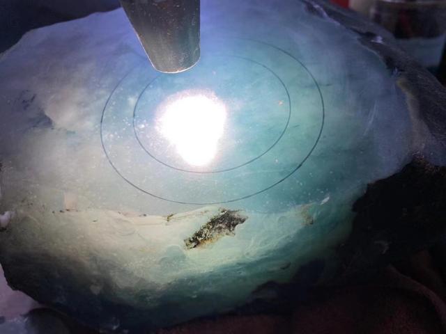 翡翠和玉的区别,辨别翡翠原石视频直播-第1张图片-翡翠网 翡翠和玉的区别,辨别翡翠原石视频直播-第1张图片-翡翠网