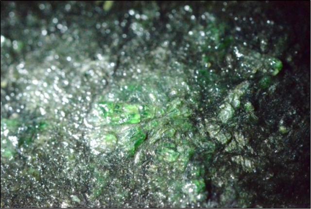 翡翠和玉的区别,辨别翡翠原石视频直播-第4张图片-翡翠网 翡翠和玉的区别,辨别翡翠原石视频直播-第4张图片-翡翠网