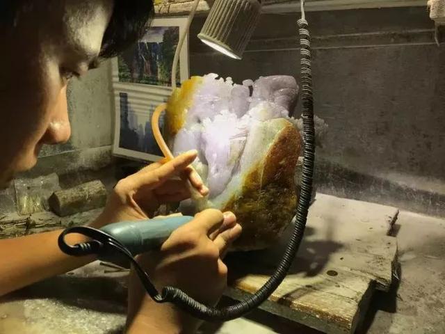 开封翡翠原石图片,会卡翡翠原石的特点-第1张图片-翡翠网 开封翡翠原石图片,会卡翡翠原石的特点-第1张图片-翡翠网