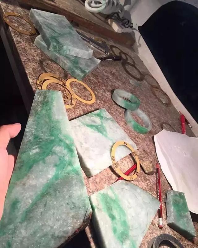 满色翡翠原石图片,帕敢翡翠原石色货特点-第3张图片-翡翠网 满色翡翠原石图片,帕敢翡翠原石色货特点-第3张图片-翡翠网