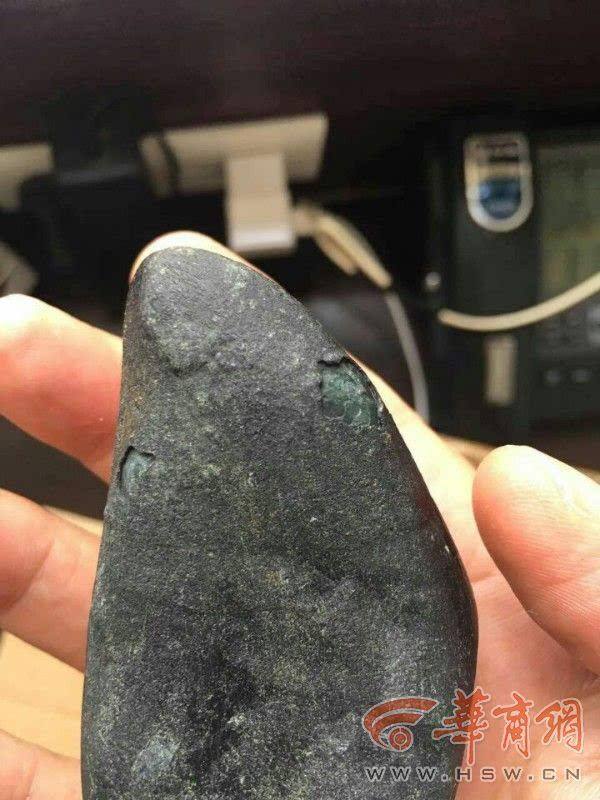 翡翠原石王明发翡翠原石去皮之后发白-第2张图片-翡翠网 翡翠原石王明发翡翠原石去皮之后发白-第2张图片-翡翠网