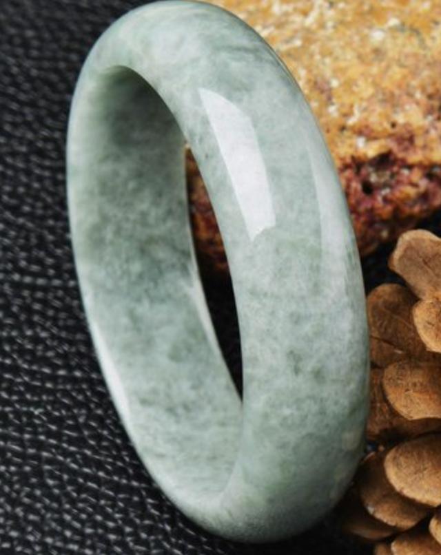 豆种翡翠知识的简单介绍-第1张图片-翡翠网 豆种翡翠知识的简单介绍-第1张图片-翡翠网