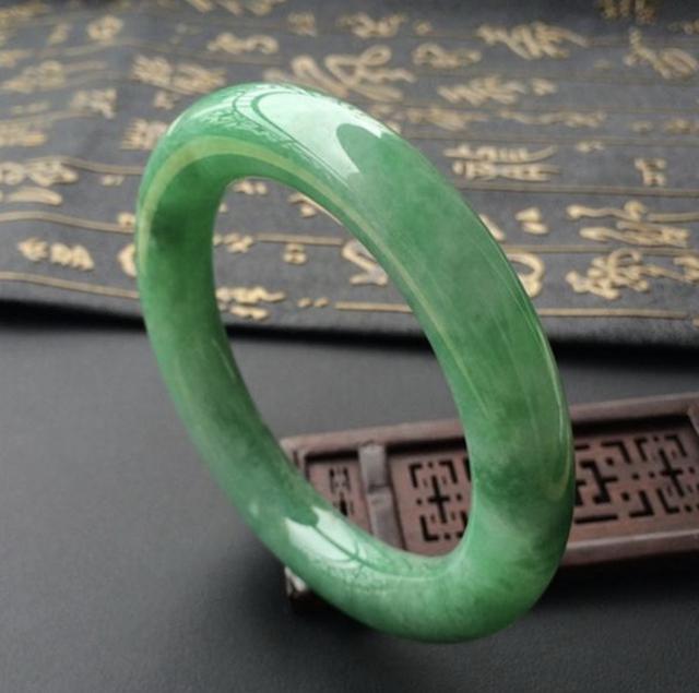 豆种翡翠知识的简单介绍-第4张图片-翡翠网 豆种翡翠知识的简单介绍-第4张图片-翡翠网