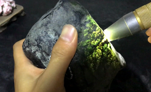 会卡翡翠原石变种什么是变种翡翠-第1张图片-翡翠网 会卡翡翠原石变种什么是变种翡翠-第1张图片-翡翠网