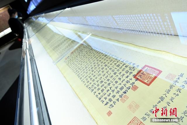 大谷地场口特点翡翠原石双龙夹色-第2张图片-翡翠网 大谷地场口特点翡翠原石双龙夹色-第2张图片-翡翠网