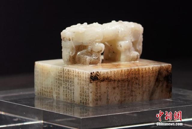 大谷地场口特点翡翠原石双龙夹色-第3张图片-翡翠网 大谷地场口特点翡翠原石双龙夹色-第3张图片-翡翠网