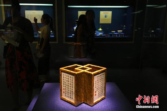 大谷地场口特点翡翠原石双龙夹色-第6张图片-翡翠网 大谷地场口特点翡翠原石双龙夹色-第6张图片-翡翠网