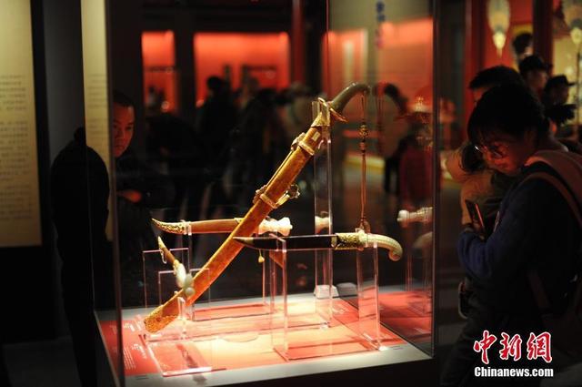 大谷地场口特点翡翠原石双龙夹色-第9张图片-翡翠网 大谷地场口特点翡翠原石双龙夹色-第9张图片-翡翠网