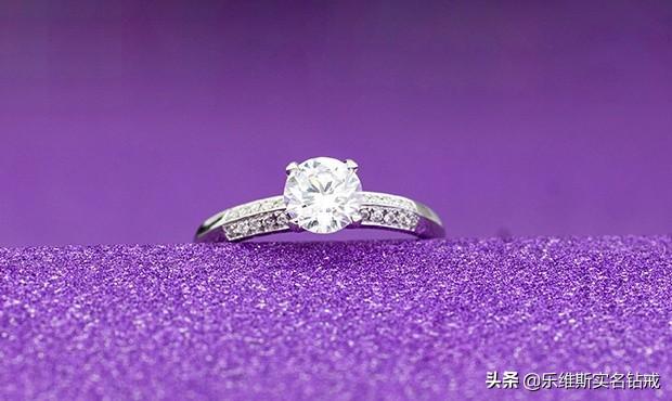 求婚戒指戴哪个手指,求婚戒指怎么选-第3张图片-翡翠网 求婚戒指戴哪个手指,求婚戒指怎么选-第3张图片-翡翠网