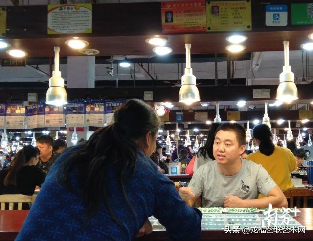 翡翠原石不小心摔了一下翡翠掉地上会摔坏-第2张图片-翡翠网 翡翠原石不小心摔了一下翡翠掉地上会摔坏-第2张图片-翡翠网