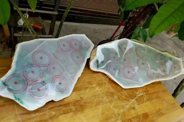 翡翠原石飘花切出手镯知识,飘花手镯值钱吗-第2张图片-翡翠网 翡翠原石飘花切出手镯知识,飘花手镯值钱吗-第2张图片-翡翠网