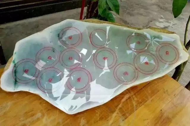 翡翠原石飘花切出手镯知识,飘花手镯值钱吗-第3张图片-翡翠网 翡翠原石飘花切出手镯知识,飘花手镯值钱吗-第3张图片-翡翠网