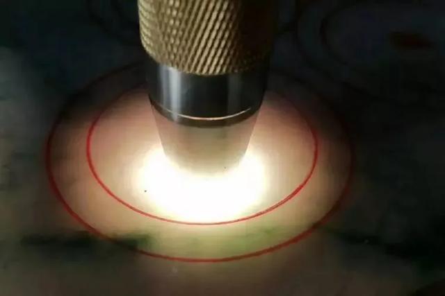 翡翠原石飘花切出手镯知识,飘花手镯值钱吗-第4张图片-翡翠网 翡翠原石飘花切出手镯知识,飘花手镯值钱吗-第4张图片-翡翠网