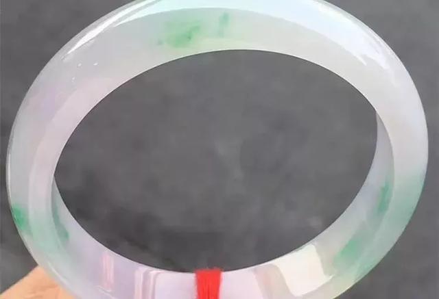 翡翠原石飘花切出手镯知识,飘花手镯值钱吗-第6张图片-翡翠网 翡翠原石飘花切出手镯知识,飘花手镯值钱吗-第6张图片-翡翠网