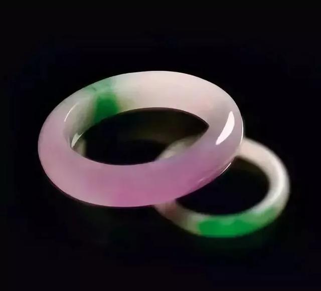 翡翠原石飘花切出手镯知识,飘花手镯值钱吗-第8张图片-翡翠网 翡翠原石飘花切出手镯知识,飘花手镯值钱吗-第8张图片-翡翠网