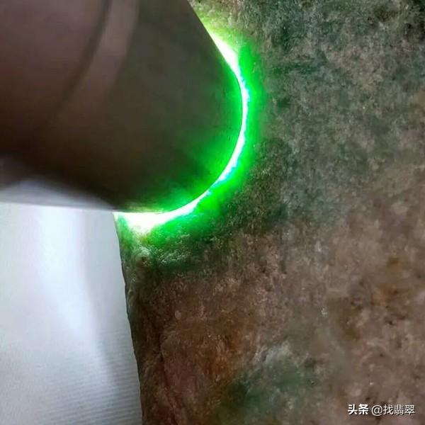 翡翠原石打灯白雾图,翡翠原石压灯不起雾吗-第3张图片-翡翠网 翡翠原石打灯白雾图,翡翠原石压灯不起雾吗-第3张图片-翡翠网