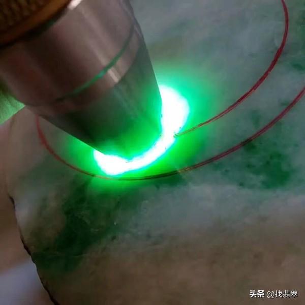 翡翠原石打灯白雾图,翡翠原石压灯不起雾吗-第5张图片-翡翠网 翡翠原石打灯白雾图,翡翠原石压灯不起雾吗-第5张图片-翡翠网